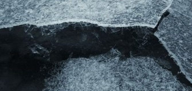 Автомобиль с людьми упал в реку на Алтае