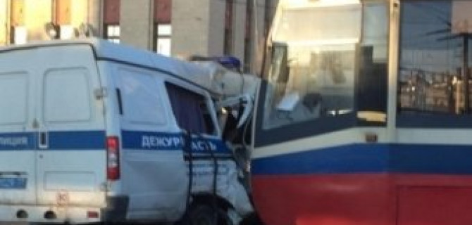 В Москве столкнулись трамвай и полицейская машина