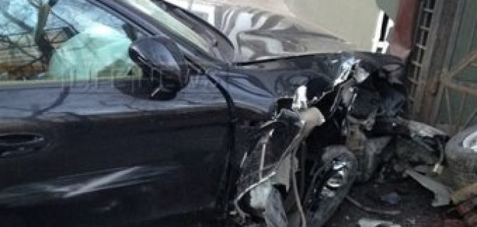 В Москве Porsche Cayenne врезался в офисное здание