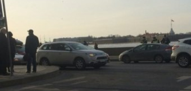 На Дворцовой набережной в Петербурге сбили двух пешеходов