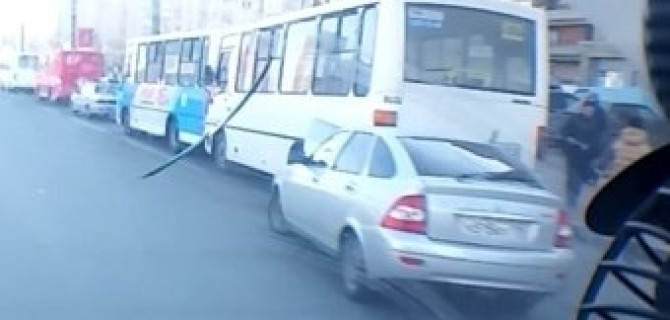 Lada врезалась в маршрутку на Коллонтай