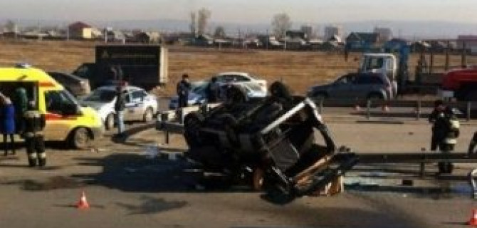 В Иркутске в ДТП перевернулась маршрутка