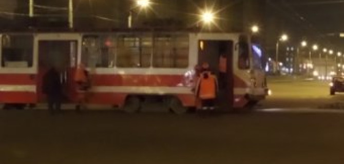 В Петербурге самосвал снес с рельс травмай