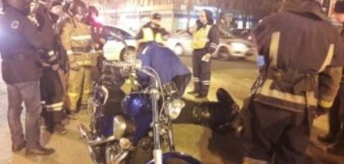 В Петербурге ВАЗ сбил байкера