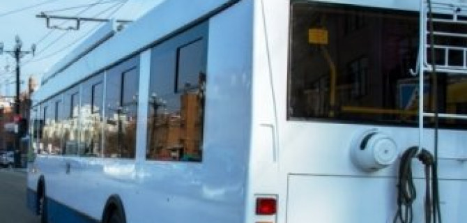 На Космонавтов женщина угодила под троллейбус