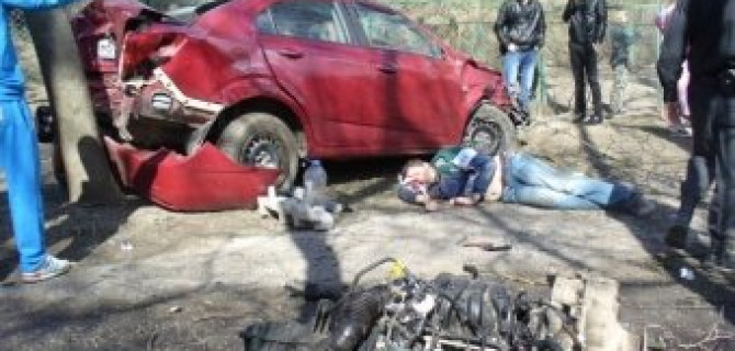 В Ростове-на-Дону иномарка протаранила остановку с людьми