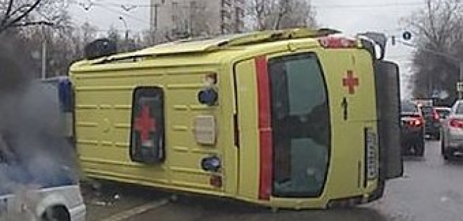 В Москве после ДТП перевернулась машина «скорой помощи»