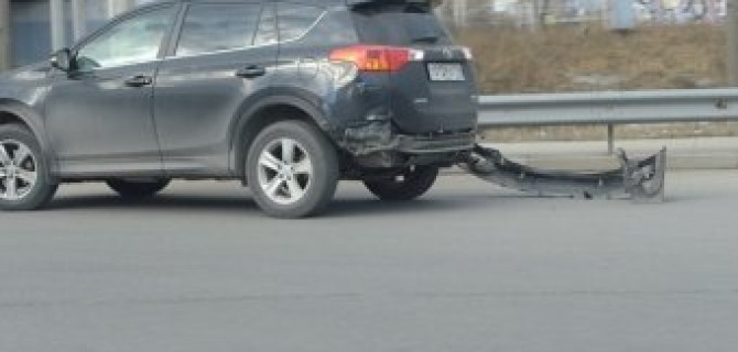 Под Пискаревским путепроводом столкнулись две иномарки 