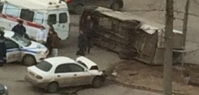В Твери перевернулась маршрутка с пассажирами