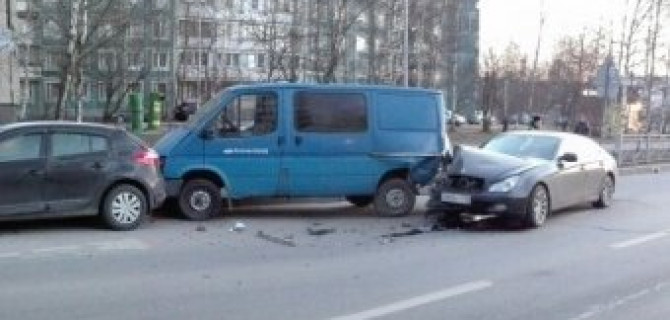 В Петербурге Mercedes протаранил припаркованные машины