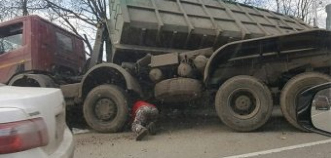 В Москве на Ботанической перевернулся мусоровоз