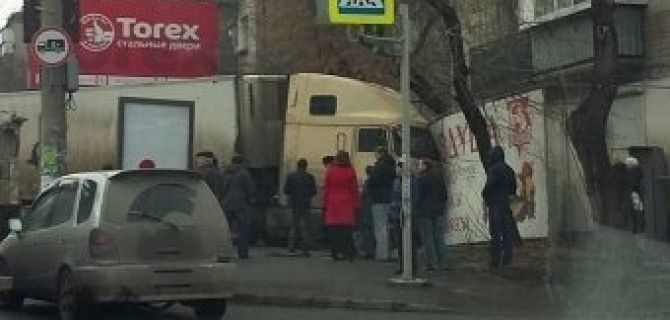 В Челябинске неуправляемая фура врезалась в жилой дом