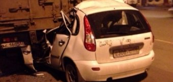 На Обводном канале Lada разбилась об грузовик: водитель погиб