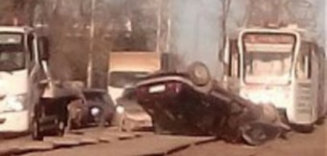 В Кемерово ВАЗ перевернулся на трамвайных путях