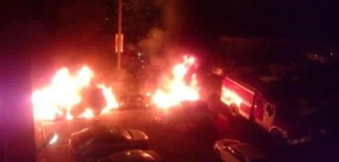 В Шушарах ночью сгорели четыре стоящих рядом автомобиля