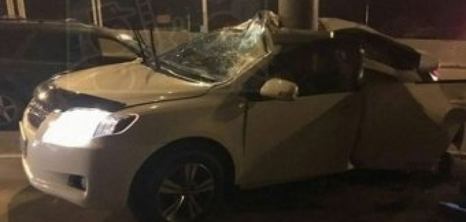 Во Владивостоке при столкновении автомобиля со столбом погиб пассажир