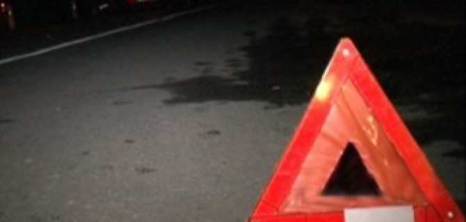 На трассе Ростов - Таганрог Renault врезался в припаркованный автомобиль Toyota