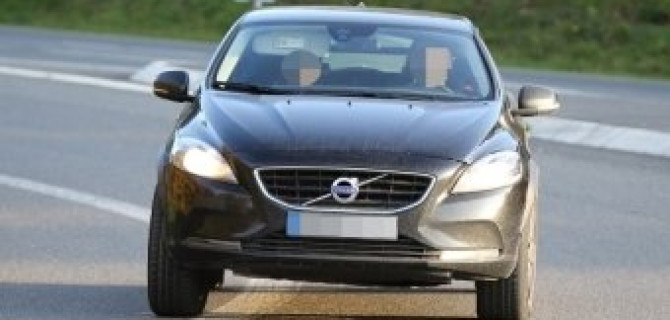 Volvo XC40 заснят без камуфляжа
