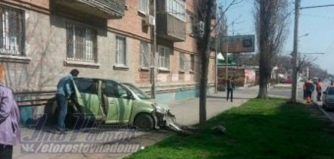 В Ростове иномарка врезалась в жилой дом