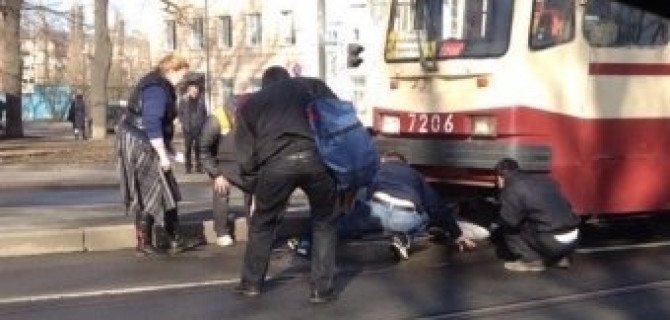 Пешехода пришлось извлекать из-под трамвая в Петербурге