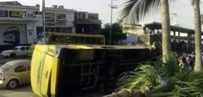 В Мексике по вине водителя в ДТП с автобусом пострадали 50 человек