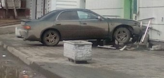 Toyota врезалась в «Сбербанк» в Новосибирске