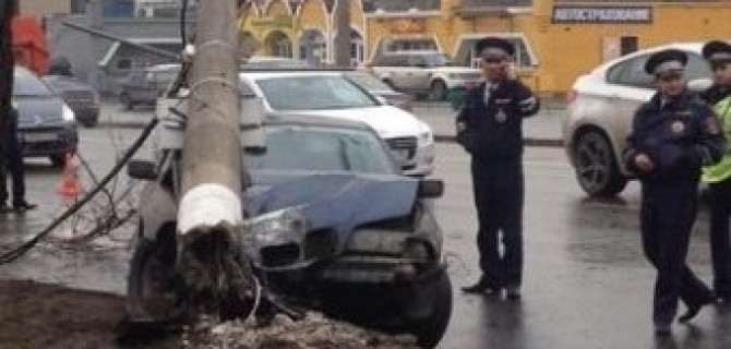 В Москве водитель BMW сбежал после крупного ДТП