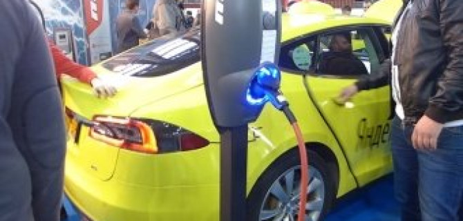 Яндекс Такси в форм-факторе электромобиля Tesla Model S