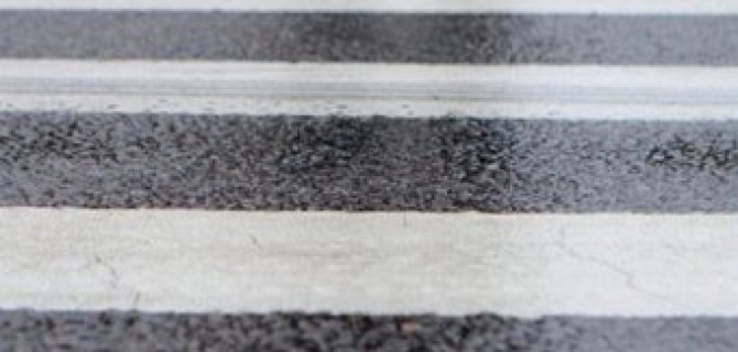 В Красноярске две девушки на переходе попали под колеса автомобиля