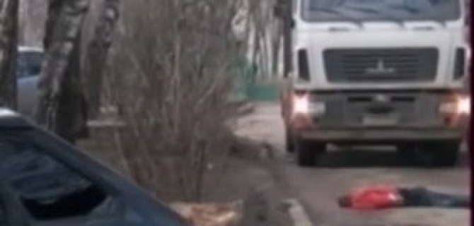 В Рязани мусоровоз раздавил спящего на дороге мужчину