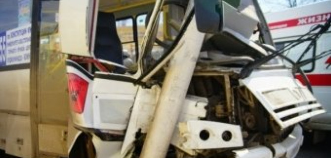 В Твери маршрутка врезалась в столб: пострадали шесть человек