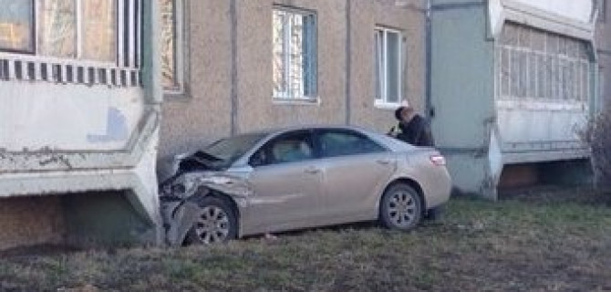 В Череповце Toyota после ДТП врезалась в дом: пострадали два человека