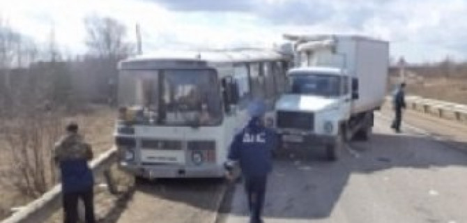 В Ивановской области грузовик врезался в автобус с детьми: есть пострадавшие