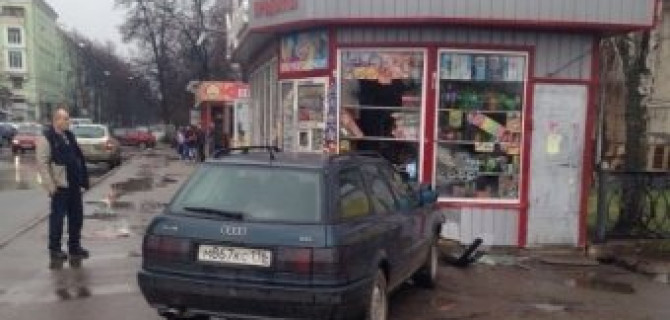 Пьяный угонщик сбил двух школьниц на тротуаре в Казани