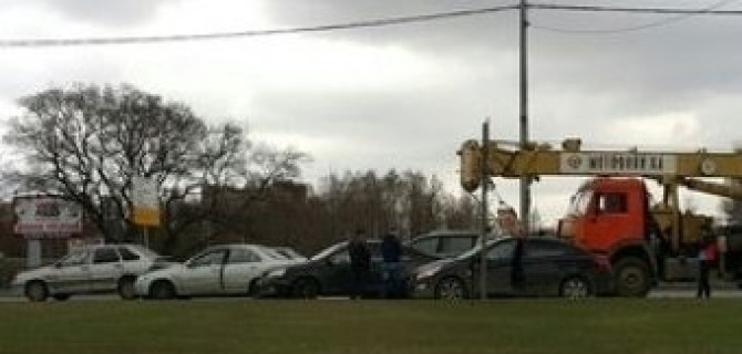 Пьяный водитель крана протаранил пять машин в Питере