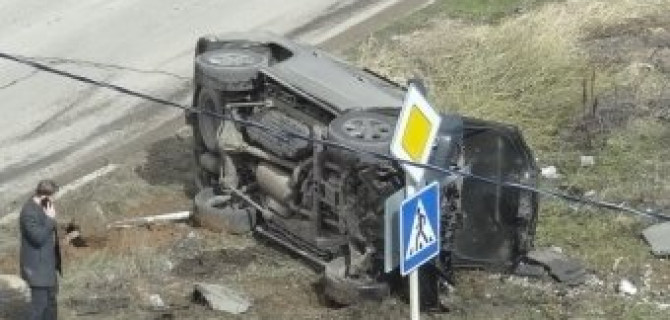 На Озерной в Великом Новгороде перевернулся Lexus