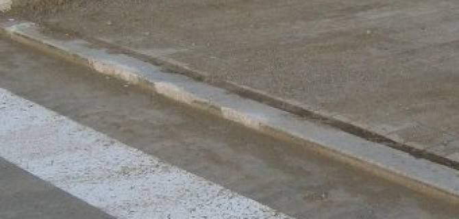 В Твери автомобиль сбил двух детей на тротуаре