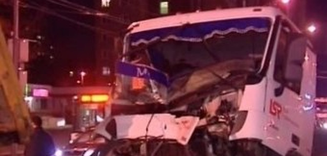 Два грузовика столкнулись на Дмитровском шоссе в Москве