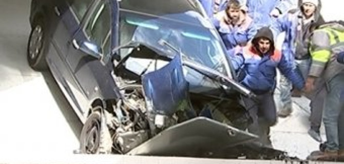 В Минске женщина-водитель с ребенком в авто потеряла сознание, сбила дорожного рабочего и упала с моста