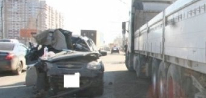 В Ижевске Chevrolet врезалась в фуру: пострадал 6-летний ребенок