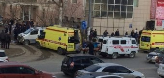 В Якутске автобус врезался в остановку: погиб ребенок