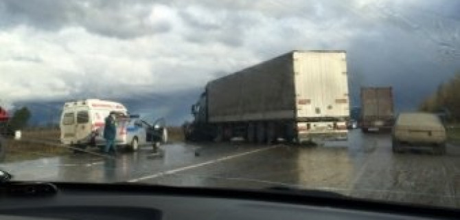 На трасса Пермь-Екатеринбург столкнулись фура и ВАЗ: погибла семья с детьми