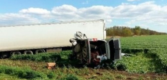 В Динском районе в ДТП с грузовиком погибли два человека из легкового Volkswagen