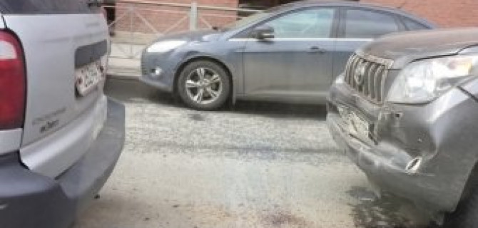 Toyota Land Cruiser с значком "Неопытный водитель" врезался в минивэн на Большом Сампсоньевском проспекте в Петербурге