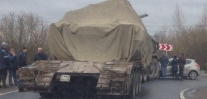 В Стрельне KIA столкнулась с военным автомобилем, транспортировавшим танк