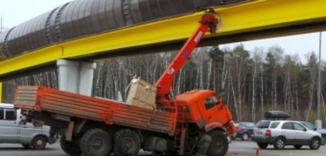 На МКАД "КамАЗ" с краном врезался в надземный переход, не вписавшись по высоте