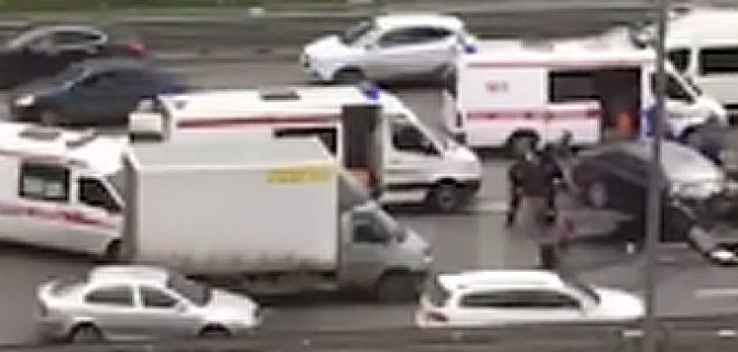 Столкновение "Мерседеса" и внедорожника создало пробку на Ярославском шоссе в Москве