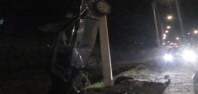 В Удмуртии мужчина при столкновении со столбом вылетел из ВАЗа и погиб