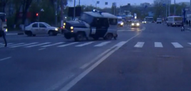 В Белгороде девушка на KIA врезалась в полицейскую машину, которая ехала на экстренный вызов