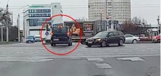 В Минске водитель хотел проскочить на "красный" и застрял посреди перекрестка